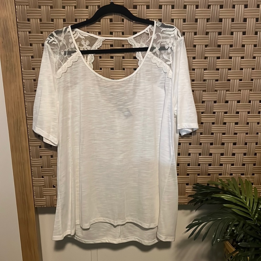 TORRID 🤍✨White low high hem swing top✨🤍